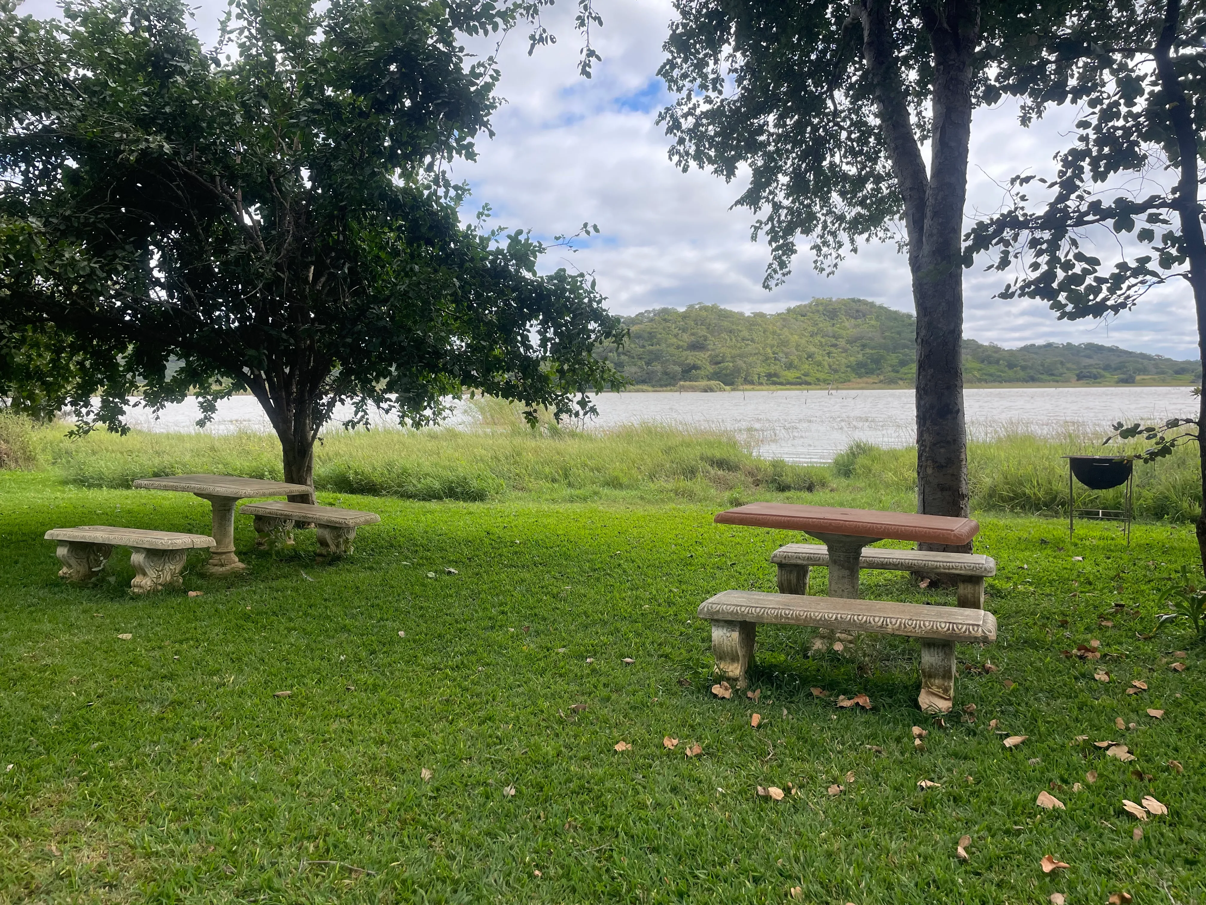 Shambololo campsite overlooking the dam